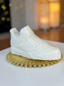 Nike Air Jordan 4 Retro - A classic pair of basketball-inspired sneakers in a retro design, blending style and athleticism. These iconic shoes are a symbol of sportswear fashion and streetwear culture